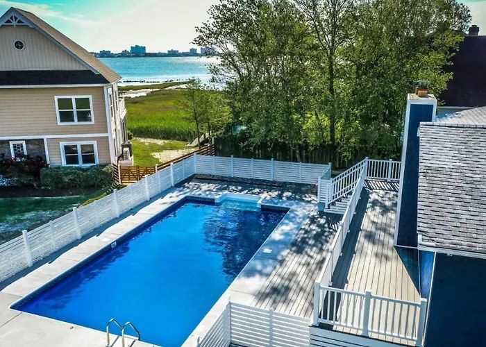 4 Bedroom With Private Pool And Bay Views Holiday home